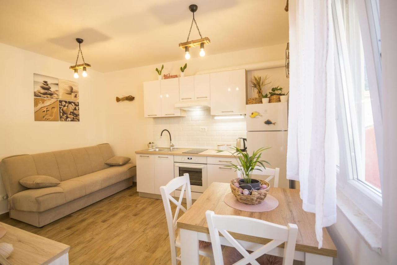 Little Bee Apartment Komiža Esterno foto