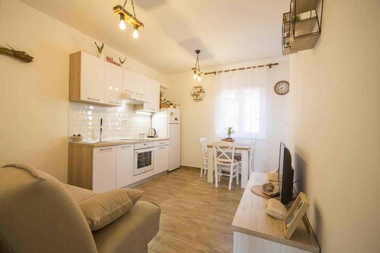 Little Bee Apartment Komiža Esterno foto