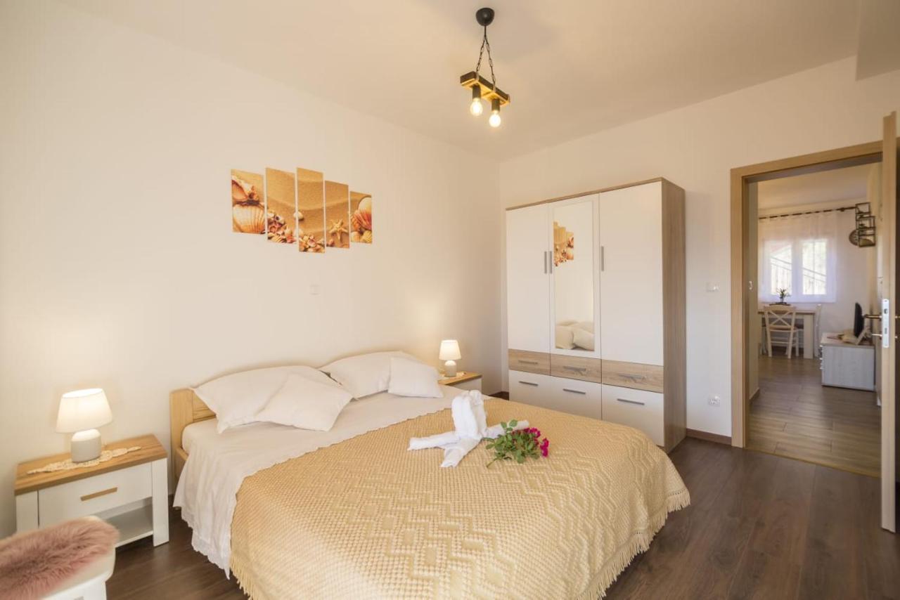 Little Bee Apartment Komiža Esterno foto