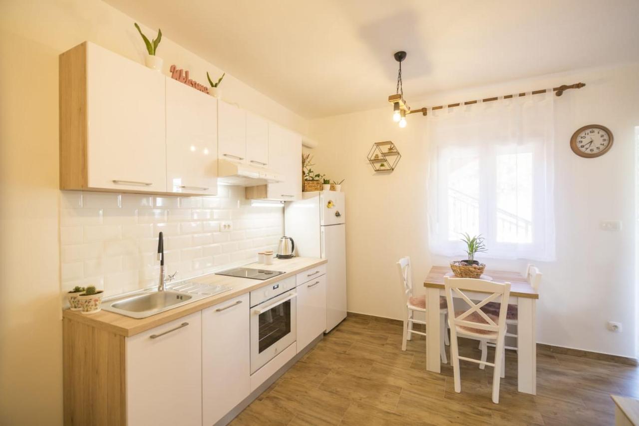 Little Bee Apartment Komiža Esterno foto