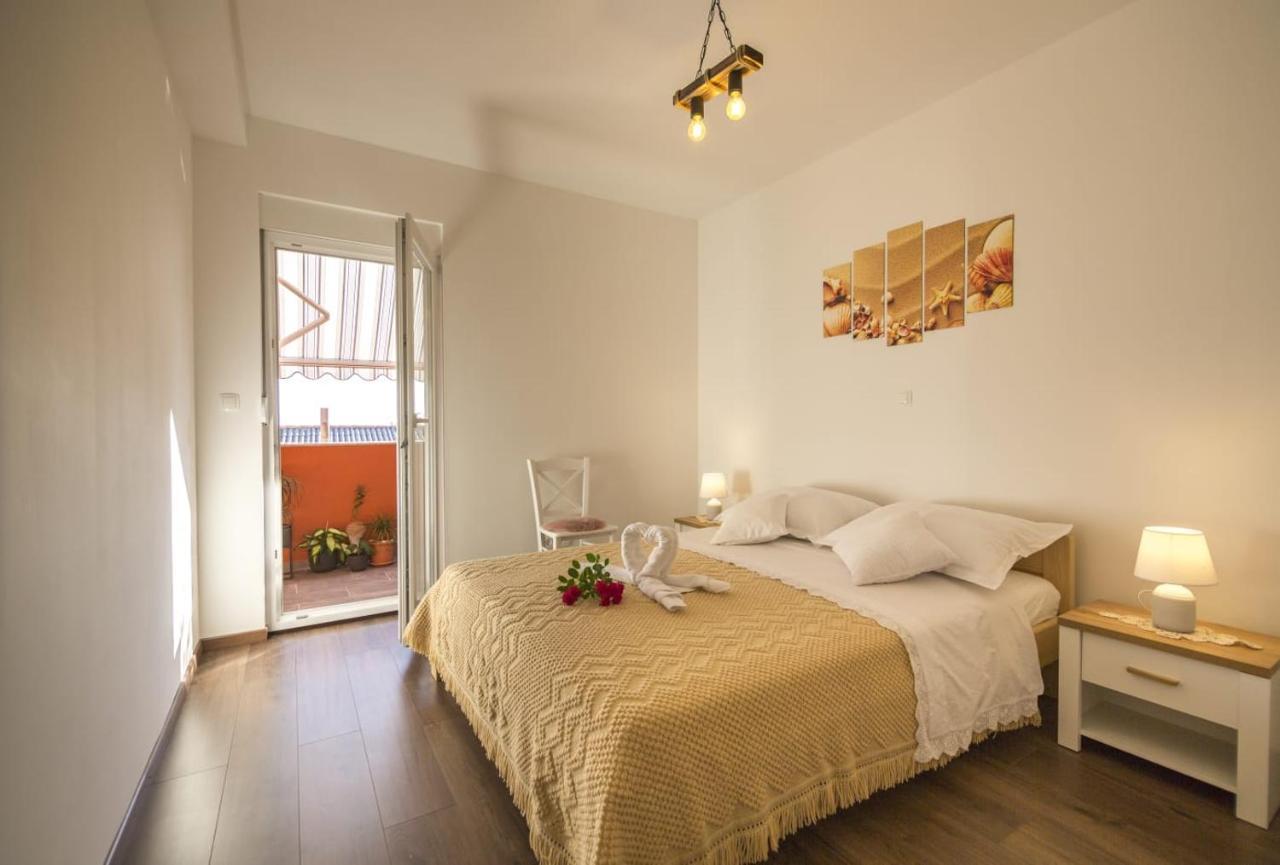 Little Bee Apartment Komiža Esterno foto