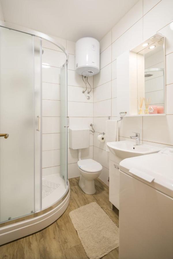 Little Bee Apartment Komiža Esterno foto